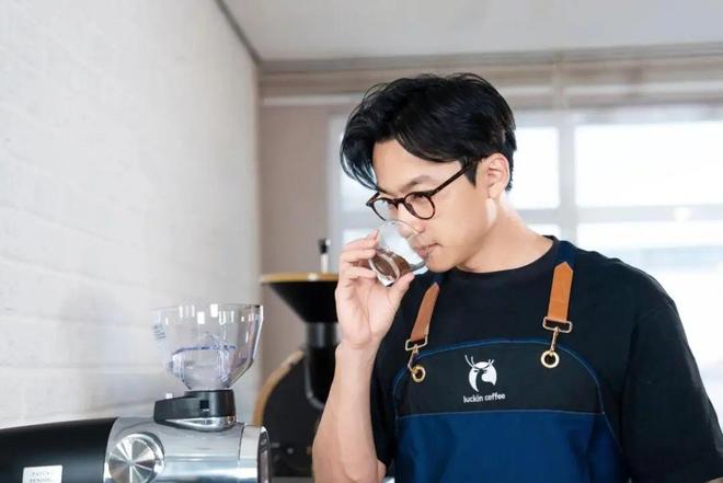 抱着卡皮巴拉喝咖啡一秒穿越巴西热带雨林麻将胡了免费试玩年轻人喝瑞幸的新场景：(图2)