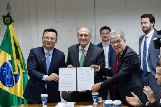 抱着卡皮巴拉喝咖啡一秒穿越巴西热带雨林麻将胡了免费试玩年轻人喝瑞幸的新场景：(图17)
