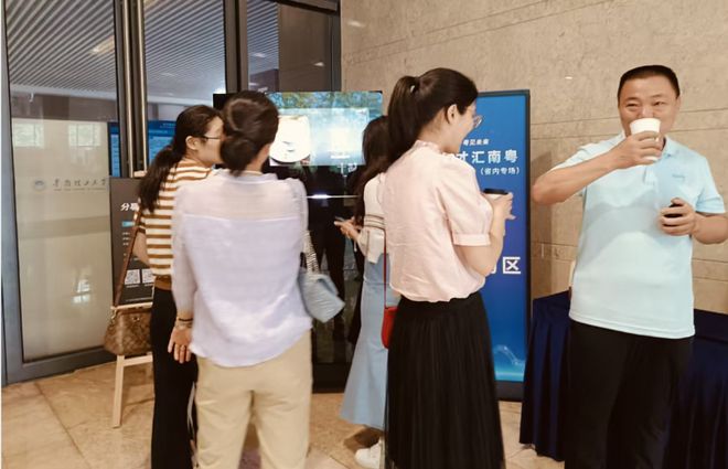 百万英才汇南粤醇香咖啡赋能制造业人才盛会PG电子游戏麻将胡了技诺无人咖啡机闪耀(图6)